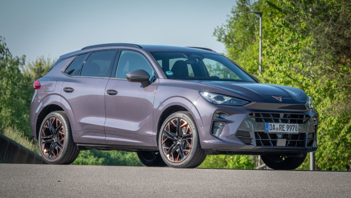 Cupra Terramar VZ mit 265-PS-TSI von vorn stehend fotografiert