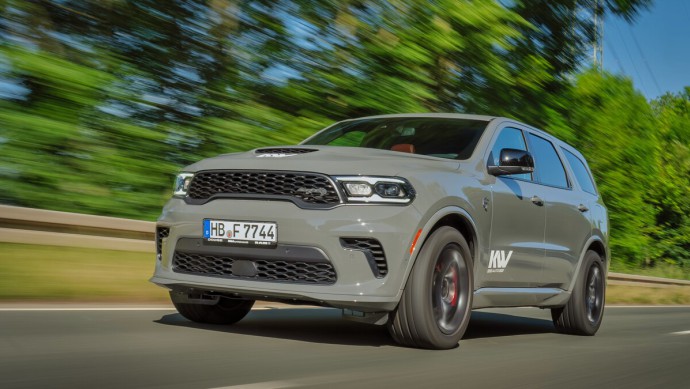 Dodge Durango SRT Hellcat fahrend von vorn fotografiert