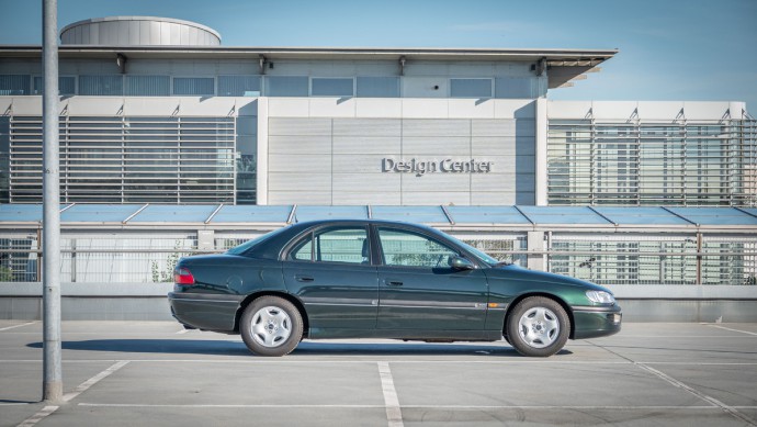 Seitenansicht des Opel Omega vor dem Opel Design-Zentrum in Rüsselsheim