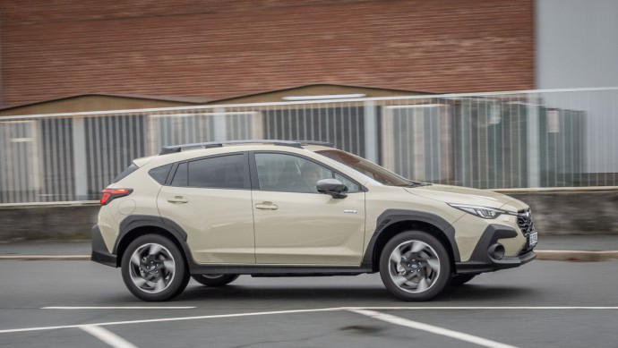 Subaru Crosstrek im Vorbeifahren fotografiert mit unscharfem Hintergrund