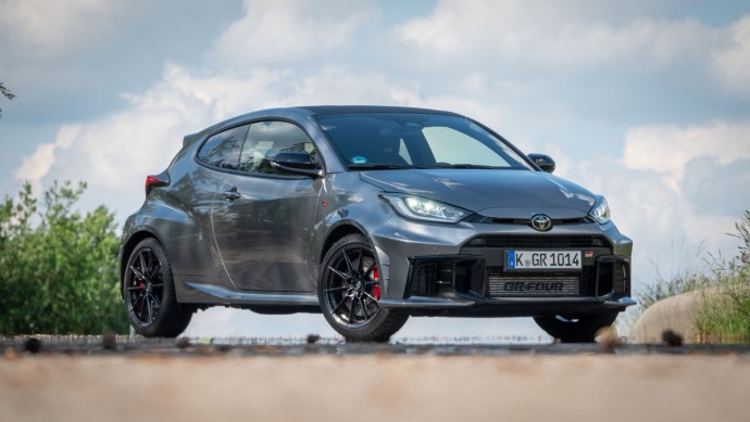 Toyota GR Yaris stehend gegen den Himmel von vorn fotografiert