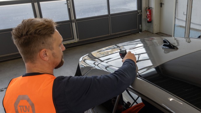 Prüfung der Lackdichte auf dem Dach des Cupra Born mit speziellem Messgerät