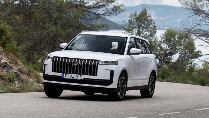 Jaecoo bietet sein SUV-Modell 5 nun mit Hybridantrieb an.
