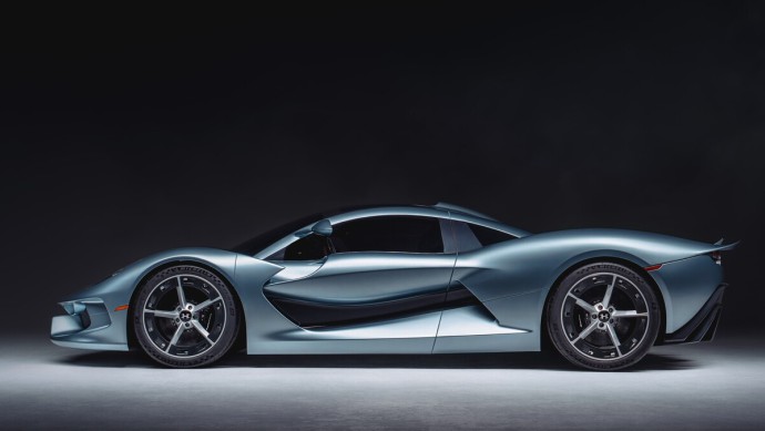 Beim Hennessey spannt sich die Außenhaut denkbar flach über die 20 bzw. 21 großen und mit Michelin-Reifen bestückten Räder