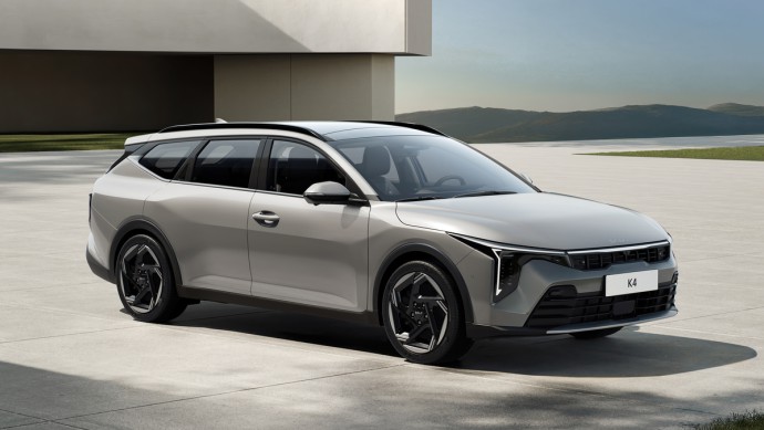 Kia_K4_Sportswagon_01.jpg