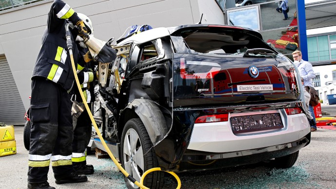 ADAC-Test - Rettung aus BMW i3 bmw-i3-rettung-1
