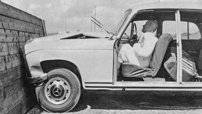 "Nicht jeder Unfall lässt sich vermeiden, aber keiner muss tödlich enden." Aus diesem Denken entstand das Prinzip der Sicherheitskarosserie mit definierter Knautschzone und stabiler Fahrgastzelle.