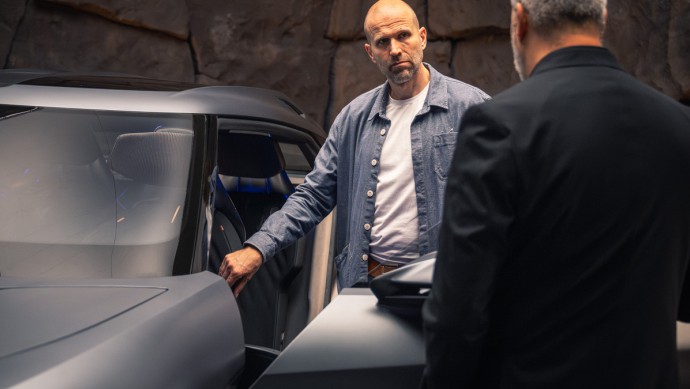 Cupra Tindaya Michael Blumenstein mit Cupra Chefdesigner Jorge Diez am Cupra Tindaya mit geöffneter Fahrertür