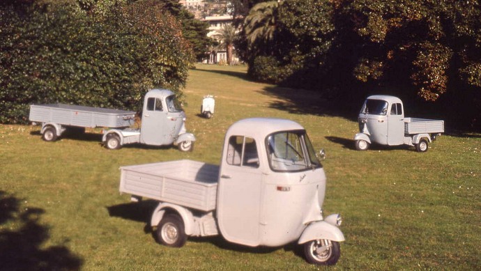 Sie sind die Mini-Laster für die italienischen Momente im Leben. Piaggios pittoreske Ape-Pritschenwagen liefern seit 1948 Pizza und Pakete, hier die Modellpalette der 1960er