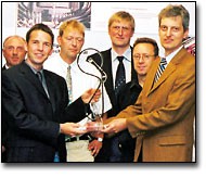 Contitech mit "Zahnriemen-Jubiläum" für VW-TDI-Motoren Contitech Zahnriemenübergabe