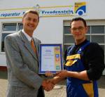 500. "Hella Service-Partner" nach zwei Jahren Ludger Claes (links) überreicht die Urkunde an Maik Freudenstein