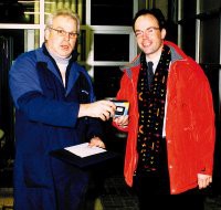 Erster Internet-Terminkunde: Ralf Empen (im Bild rechts) 