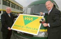 Franz Wessels und Heiner Müller präsentieren das neue
Firmenlogo