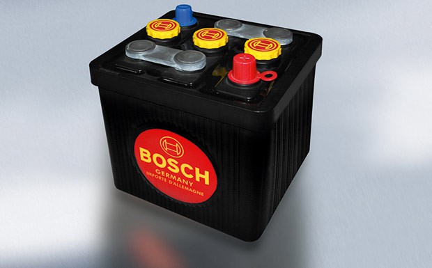 Bosch, TÜV Süd, Daimler: Kurzmeldungen vom Oldtimermarkt Bosch Oldtimer Batterie im Retro-Look