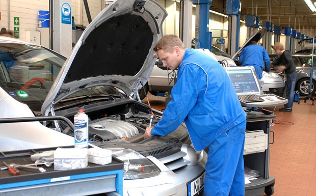 Kfz-Mechatroniker bei der Fahrzeugdiagnose