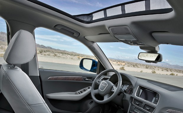 Audi Q5: Glasschiebedach kann brechen Audi Q5 Innenraum Panorama-Glasschiebedach