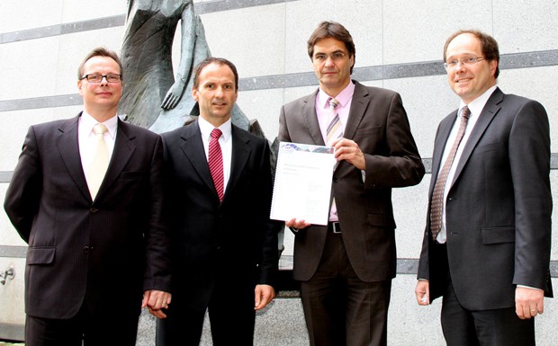 Autogas: Verband fordert längere Steuererleichterungen V.l.n.r.: Dr. Klaus-R. Frisch, Technischer Direktor Deutscher Verband Flüssiggas e.V.
Markus Eder, Vorstand Deutscher Verband Flüssiggas e.V., Dr. Peter Liese, MdEP
Prof. Dr.-Ing. Thomas Heinze, Hochschule für Technik und Wirtschaft des Saarlandes