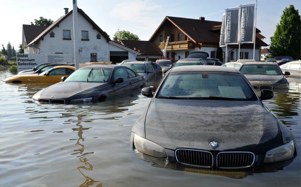 Hochwasser Bayern 2013 Autohaus in Deggendorf // dpa Picture Alliance