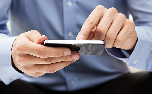 Ein Mann mit Smartphone.