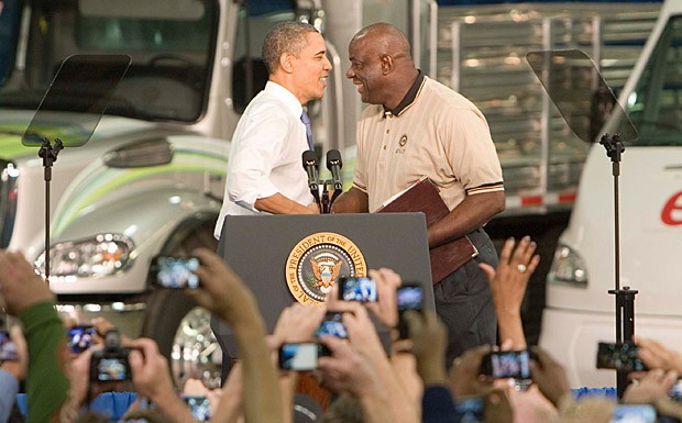 Politik: Barack Obama als Retter der Autoindustrie Barak Obama bei Daimler Trucks North America