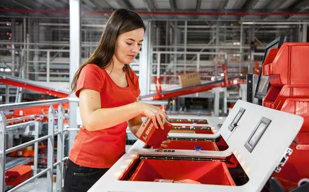 Mitarbeiterin Würth Logistikzentrum