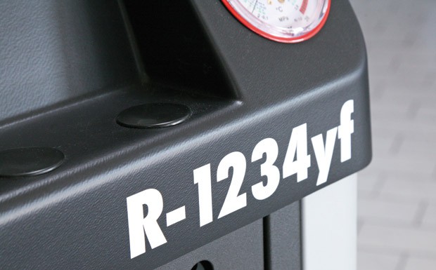 R1234yf-Schriftzug an WOW Klimaservicegerät