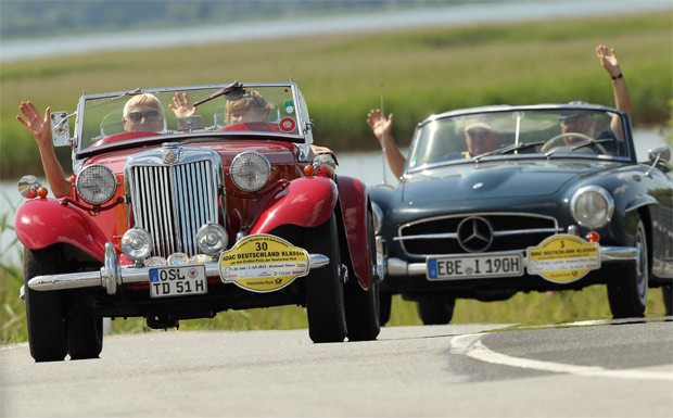 Teilnehmer der Oldtimer-Wanderung ADAC Deutschland Klassik