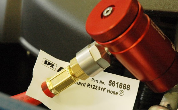 Klimaanlage 1234 Kältemittel  Serviceanschlüsse