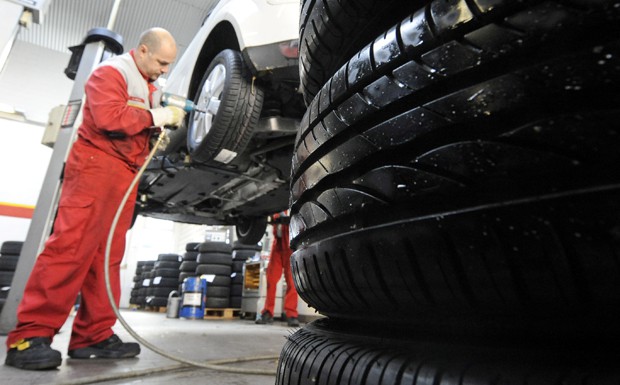Reifenwechsel Service Werkstattmitarbeiter