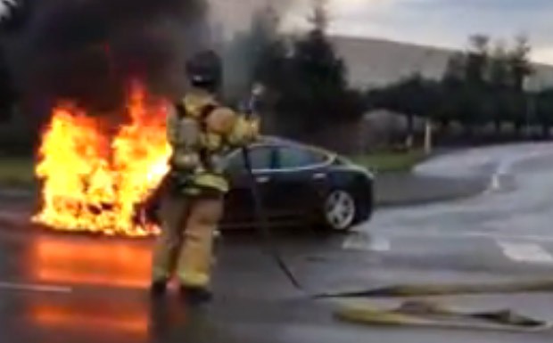 Tesla: Neuer Fahrzeugbrand belastet Image