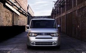 Nissan Cube: Bulldogge mit Sonnenbrille