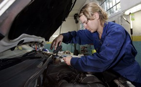 ZDK: Beste Mechatronikerin gesucht Kfz-Mechanikerin