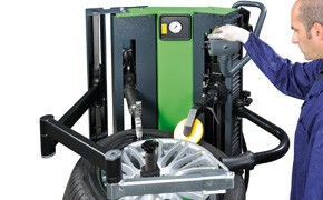 Neue Reifenservicegeräte TCE 4540 und WBE 4140: Bosch erweitert sein Reifenservice-Programm mit neuen Geräten und neuem Zubehör Neue Reifenservicegeräte TCE 4540 und WBE 4140: Bosch erweitert sein Reifenservice-Programm mit neuen Geräten und neuem Zubehör