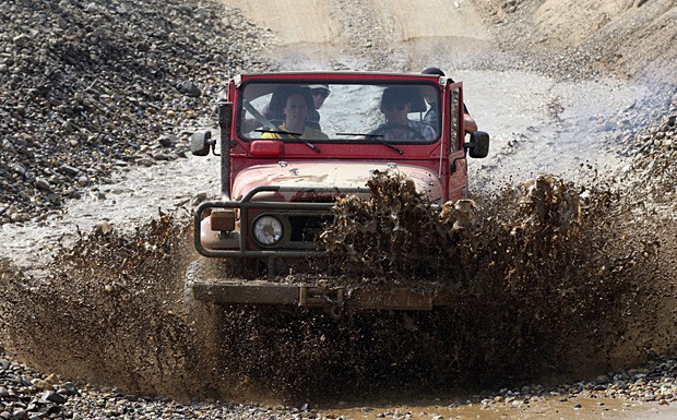 Mit dem signalfarbenen Toyota Land Cruiser können Lackas-Kunden durch Schlammgruben heizen, über Kiesberge springen und im Matsch driften