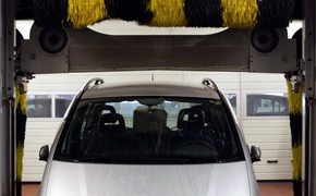 Urteil: Betreiber haftet nicht für Sturz in Waschanlage Waschanlage