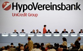 Urteil: Namensänderung schützt nicht vor Schuldenrückzahlung Hauptversammlung HVB AG Unicredit