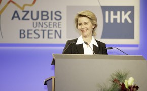 DIHK: Top-Azubis 2010 geehrt von der Leyen