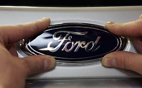 Alternative Antriebe: Ford beschleunigt Entwicklung von Elektroautos Ford Logo Montage