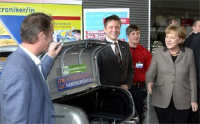 IHM : Neuer Kfz-Branchentreff in Planung IHM Messerundgang Angela Merkel