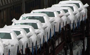 Neuwagen auf Zug