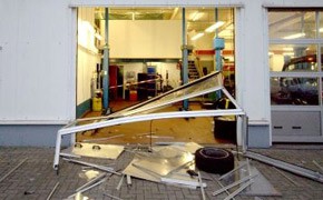 Beschädigtes Werkstatt-Rolltor