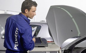 Peugeot Deutschland: Rekord beim Teileumsatz Peugeot Servicemitarbeiter Diagnose