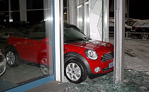 Kriminalität gegen Autohaus: Hoher Sachschaden bei Einbruch Mini_Einbruch