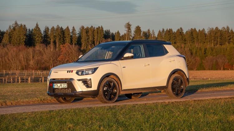 KGM_Tivoli_stehend_Abendsonne stehend, Fahrzeug in weiß lackiert