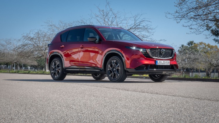 Mazda CX-5 Baujahr 2026 stehend von vor unten fotografiert