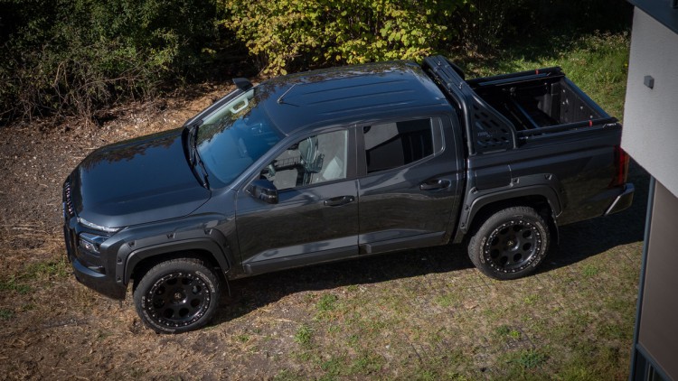 Fotoaufnahme von schräg oben auf den gesamten Pick-up Mitsubishi L200