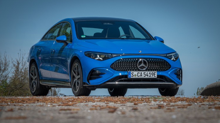 Mercedes CLA von vorn stehend gegen den Himmel fotografiert