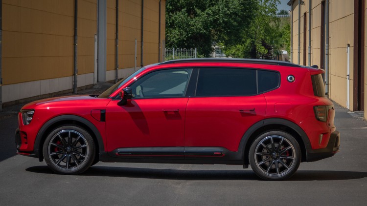 Seitenansicht des Brabus Smart #5, der in rot lackiert ist