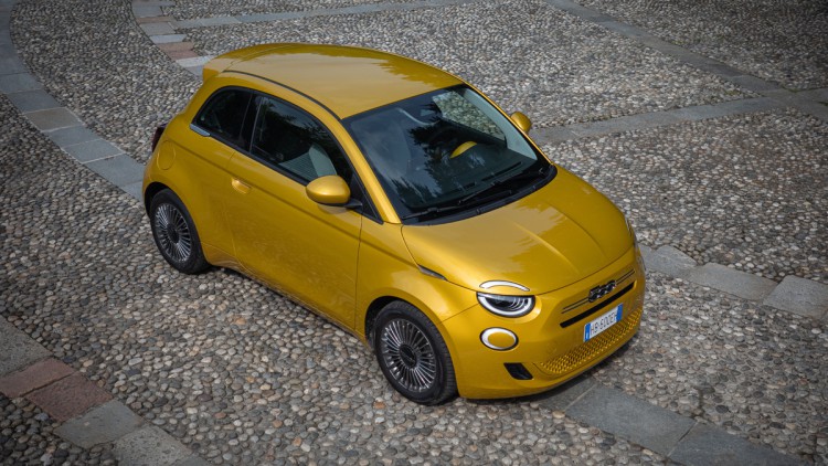 Fiat 500 Hybrid in knalligem gelb lackiert, von oben fotografiert
