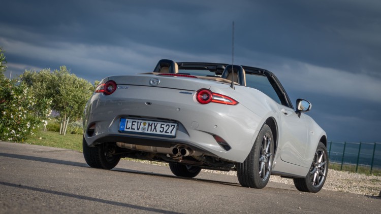 Mazda MX-5 in Aero Grey von hinten fotografiert